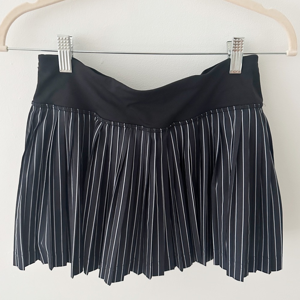 Lululemon pleated black & white striped tennis skirt size 4